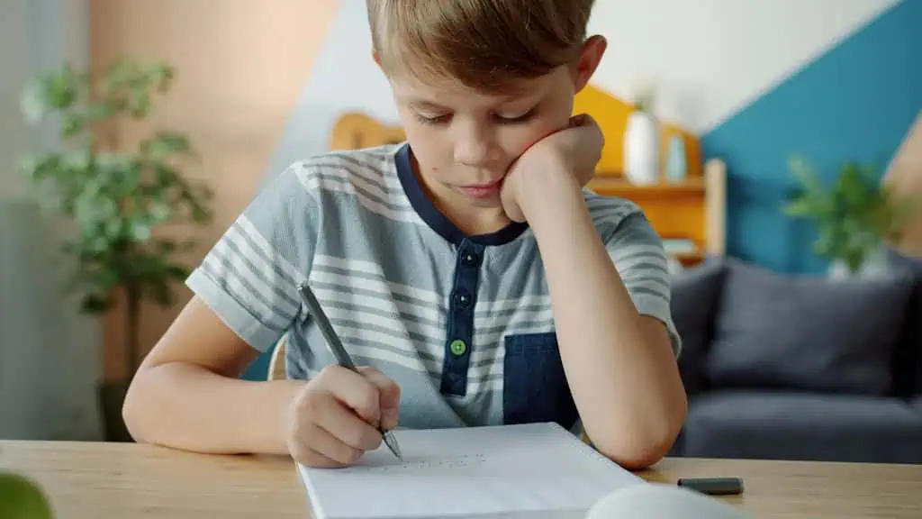 Dlaczego dzieci szybciej uczą się angielskiego w grupie niż same przed ekranem?