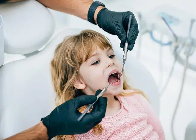 Znieczulenie u dentysty dziecięcego – czego obawiają się rodzice i jak wygląda to w gabinecie?