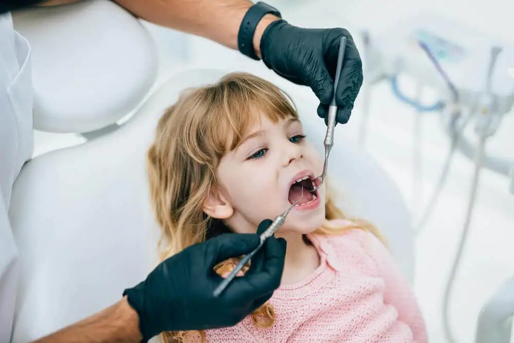 Znieczulenie u dentysty dziecięcego – czego obawiają się rodzice i jak wygląda to w gabinecie?
