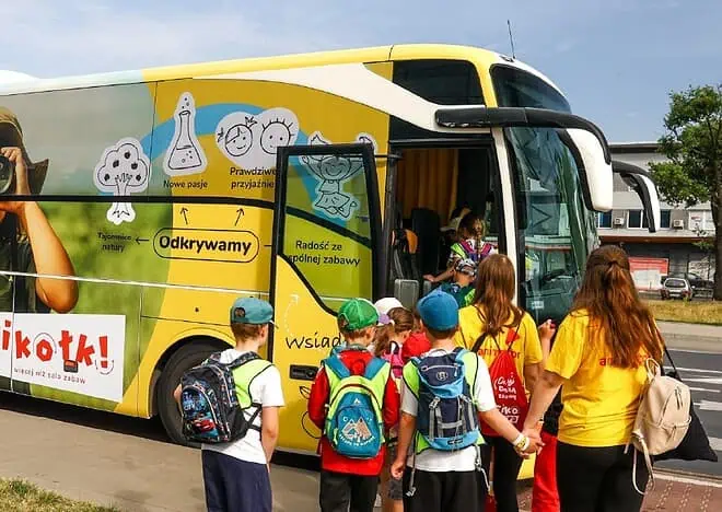 Jak Warszawiacy radzą sobie z zapewnieniem opieki dzieciom na czas pracy w wakacje?
